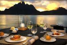 Dinner during the sunset at the hotel St Regis Bora Bora